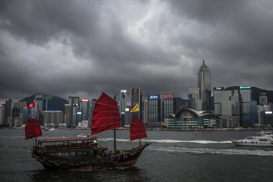 Một chiếc thuyền trên Cảng Victoria, Hong Kong