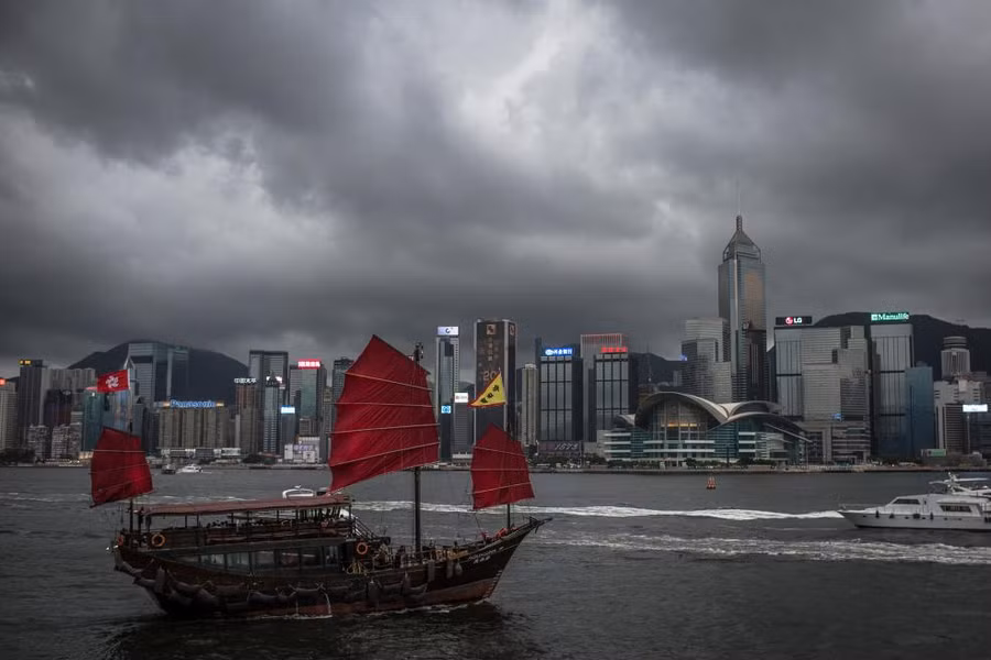 Một chiếc thuyền trên Cảng Victoria, Hong Kong