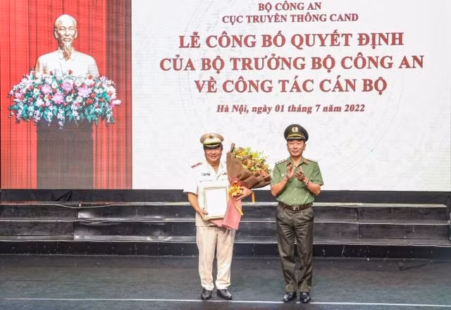 Thứ trưởng Trần Quốc Tỏ trao quyết định và chúc mừng tân Cục trưởng Cục Truyền thông CAND, Thiếu tướng Đỗ Triệu Phong.