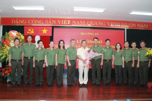 Lãnh đạo Cục Quản lý xuất nhập cảnh tặng hoa, chúc mừng Thiếu tướng Phạm Đăng Khoa, tân Cục trưởng Cục Quản lý xuất nhập cảnh. Lãnh đạo Cục Quản lý xuất nhập cảnh tặng hoa, chúc mừng Thiếu tướng Phạm Đăng Khoa, tân Cục trưởng Cục Quản lý xuất nhập cảnh.