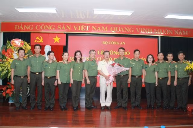 Lãnh đạo Cục Quản lý xuất nhập cảnh tặng hoa, chúc mừng Thiếu tướng Phạm Đăng Khoa, tân Cục trưởng Cục Quản lý xuất nhập cảnh.