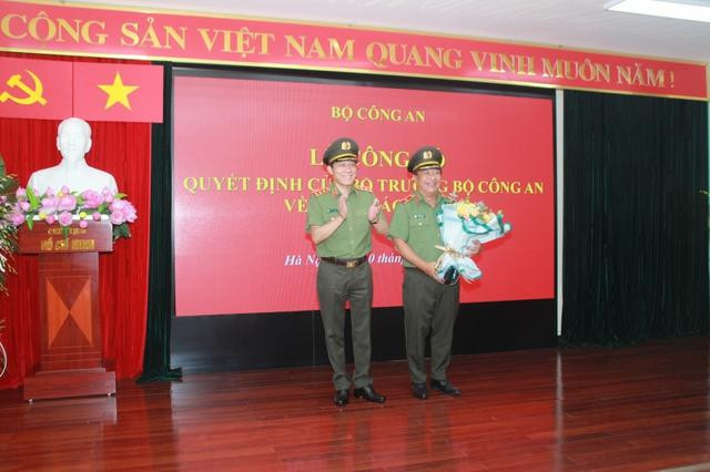 Thượng tướng Lương Tam Quang trao quyết định và chúc mừng Thiếu tướng Đỗ Triệu Phong Thượng tướng Lương Tam Quang trao quyết định và chúc mừng Thiếu tướng Đỗ Triệu Phong