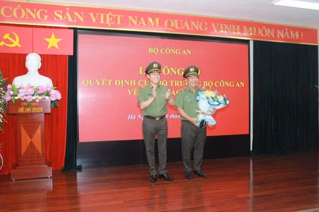 Thượng tướng Lương Tam Quang trao quyết định và chúc mừng Thiếu tướng Đỗ Triệu Phong