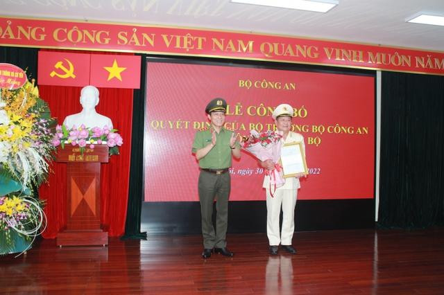 Thượng tướng Lương Tam Quang trao quyết định và chúc mừng Thiếu tướng Phạm Đăng Khoa Thượng tướng Lương Tam Quang trao quyết định và chúc mừng Thiếu tướng Phạm Đăng Khoa