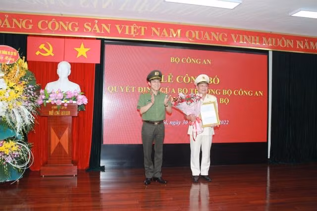 Thượng tướng Lương Tam Quang trao quyết định và chúc mừng Thiếu tướng Phạm Đăng Khoa