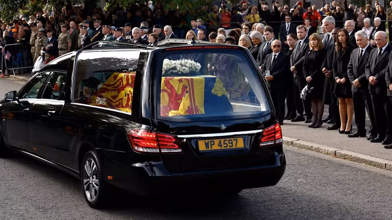 Xe chở linh cữu Nữ hoàng Anh về Edinburgh.