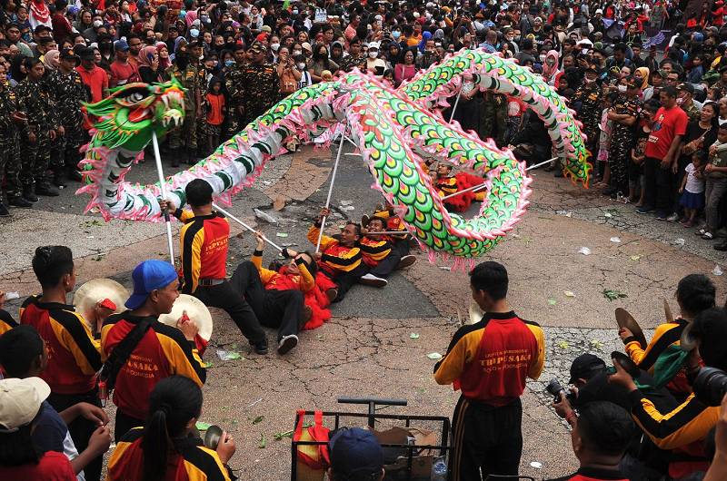 Người dân tham gia lễ hội Grebeg Sudiro trước Tết Nguyên đán ở Solo, Indonesia. (Ảnh: Anadolu Agency/Getty Image)
