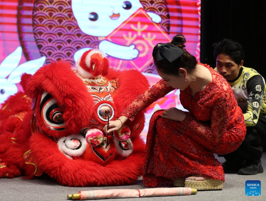 Xu Ling, người phụ trách trung tâm văn hóa Trung Quốc ở Yangon, tham dự lễ hội mừng Tết Nguyên đán tại trung tâm văn hóa ở Yangon, Myanmar. (Ảnh:Myo Kyaw Soe/Xinhua).