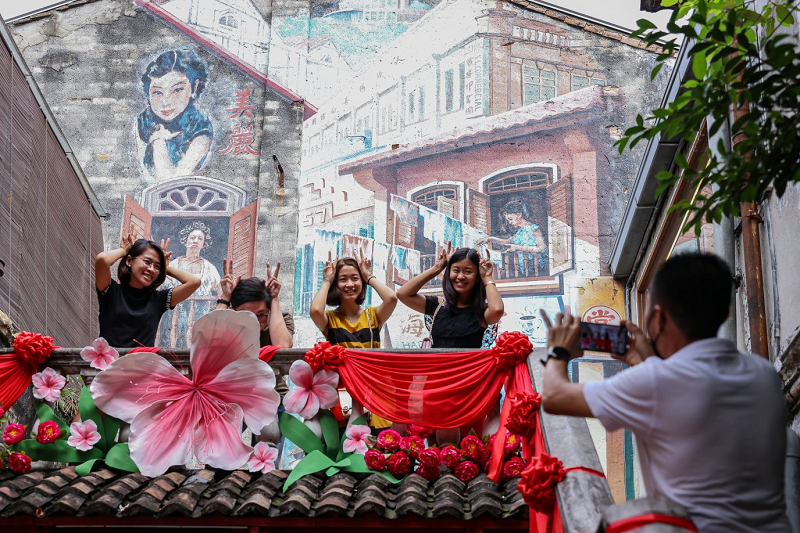 Mọi người tạo dáng thỏ khi chụp ảnh ở khu phố Tàu của Kuala Lumpur, Malaysia. (Ảnh: Annice Lyn/Getty Images).