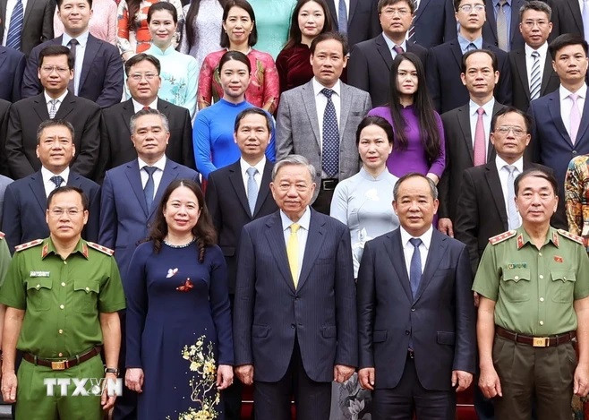 Chủ tịch nước Tô Lâm với các cán bộ Văn phòng Chủ tịch nước. (Ảnh: Thống Nhất/TTXVN) Chủ tịch nước Tô Lâm với các cán bộ Văn phòng Chủ tịch nước. (Ảnh: Thống Nhất/TTXVN)
