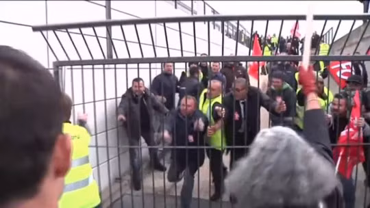 Ông Broseta và Pierre Plissonnier đã leo hàng rào cao gần 5 m để trốn thoát. Ảnh: Inquisitr