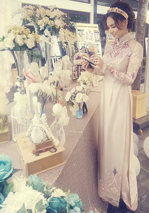 Áo dài ăn hỏi đẹp như trong mơ của Đinh Ngọc Diệp ảnh 3 Áo dài ăn hỏi đẹp như trong mơ của Đinh Ngọc Diệp - 3