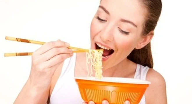 Nguy hiểm chết người từ việc nấu mì tôm theo hướng dẫn trên bao bì