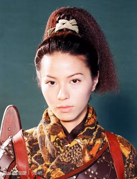 Đằng Lệ Minh Trong Cỗ máy thời gian, Đằng Lệ Minh đóng vai Thiện Nhu, nữ sát thủ có vẻ ngoài lạnh lùng nhưng bên trong là trái tim ấm áp, tràn đầy yêu thương. Ngoài ra, nữ diễn viên sinh năm 1976 còn được khán giả nhớ đến với vai cảnh sát Trần Tam Nguyên trong series phim ăn khách Lực lượng phản ứng. Hiện tại, cô đã kết thúc hợp đồng với TVB và đang là diễn viên tự do.