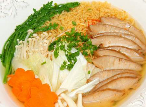 Nguy hiểm chết người từ việc nấu mì tôm theo hướng dẫn trên bao bì ảnh 5 Bạn Hoài nên nấu bổ sung thêm rau xanh, trứng gà hoặc thịt để cung cấp đầy đủ chất đạm và chất xơ cho cơ thể