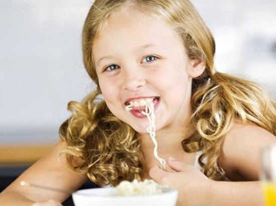 Nguy hiểm chết người từ việc nấu mì tôm theo hướng dẫn trên bao bì ảnh 1 Bé nhà tôi rất thích ăn mì tôm nhưng nghe nói ăn nhiều mì tôm không tốt nên tôi rất lo (ảnh ST)