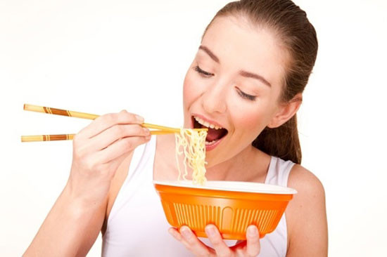 Nguy hiểm chết người từ việc nấu mì tôm theo hướng dẫn trên bao bì ảnh 3 Nhưng nhiều người không biết mì ăn liền tuy tiện mà không lợi (ảnh ST)