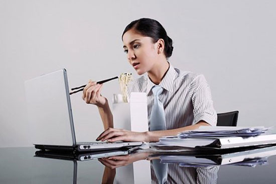 Nguy hiểm chết người từ việc nấu mì tôm theo hướng dẫn trên bao bì ảnh 6 Tốt nhất gia đình bạn nên hạn chế ăn mì tôm và tuyệt đối không nên ăn sống (ảnh ST)