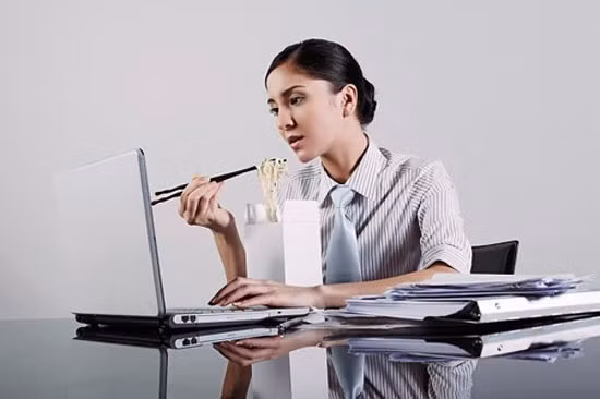 Tốt nhất gia đình bạn nên hạn chế ăn mì tôm và tuyệt đối không nên ăn sống (ảnh ST)