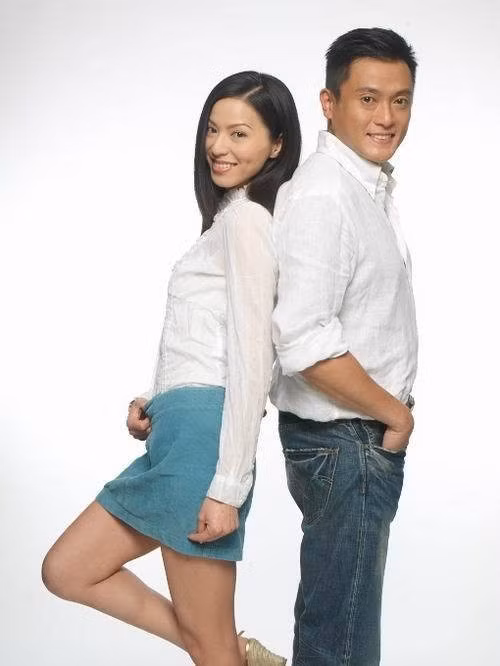 Năm 1998, Đằng Lệ Minh công khai hẹn hò cùng Ngụy Tuấn Kiện. Cả hai bí mật đính hôn và Lệ Minh được coi như con dâu trong nhà. Năm 2007, Tuấn Kiệt bất ngờ chia tay Lệ Minh và nhanh chóng tổ chức hôn lễ với cô sinh viên Đại lục kém anh 20 tuổi. Tháng 12/2013, cô thoát khỏi ám ảnh của chuyện tình buồn và có đám cưới lãng mạn tại Thái Lan cùng bạn trai Chu Kiến, sau hơn hai năm tìm hiểu.