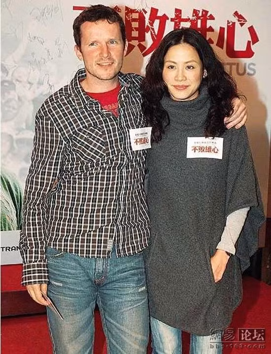 Mặc dù có một sự nghiệp thành công nhưng đường tình duyên của Tuyên Huyên lại khá trắc trở. Khi mới bước chân vào lĩnh vực giải trí, Tuyên Huyên và Trương Vệ Kiện nảy sinh tình cảm sau khi đóng chung phim Truy nhật hào hùng. Cặp đôi từng có thời gian dọn về sống chung trong một nhà, tuy nhiên mối quan hệ này chỉ tồn tại trong 2 năm thì cả hai tuyên bố chia tay. Cuối năm 2009, nữ diễn viên công khai hẹn hò với người đàn ông ngoại quốc tên Ruan Bester. Cô đã nhận lời cầu hôn của bạn trai và lên kế hoạch kết hôn. Tuy nhiên tới tháng 7/2011, người đẹp thông báo đã chia tay và quay trở lại cuộc sống độc thân.