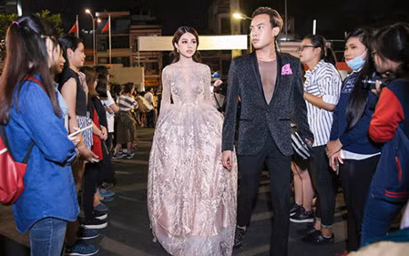 Jolie Nguyen dep kieu sa, noi bat ben 2 