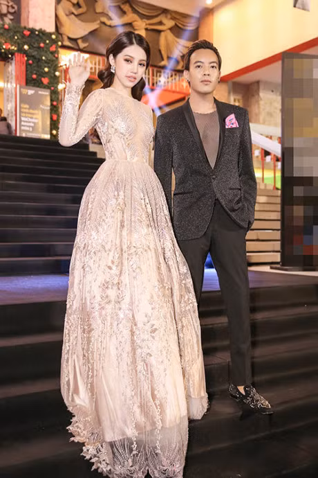 Jolie Nguyen dep kieu sa, noi bat ben 2 