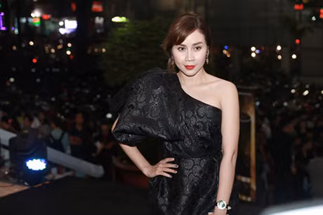 Jolie Nguyen dep kieu sa, noi bat ben 2 