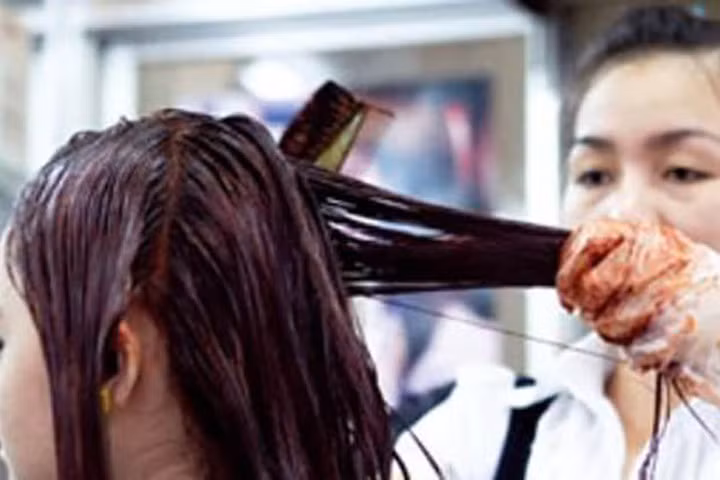 Bác sĩ mách cách nhuộm tóc không lo dị ứng, phù nề, chảy mủ