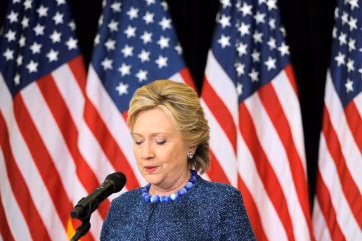 Điều tra FBI lật lại vụ email bà Clinton sát bầu cử