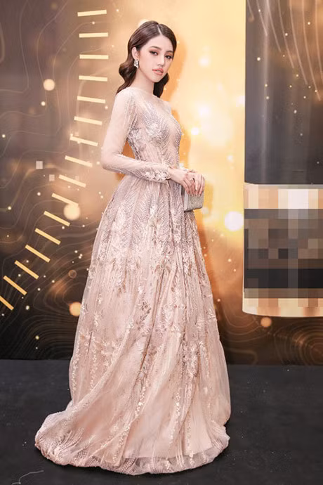 Jolie Nguyen dep kieu sa, noi bat ben 2 