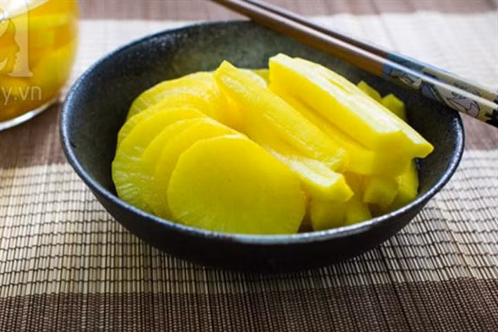 Học người Hàn cách làm củ cải muối vàng giải ngán ngày Tết vừa lạ vừa ngon
