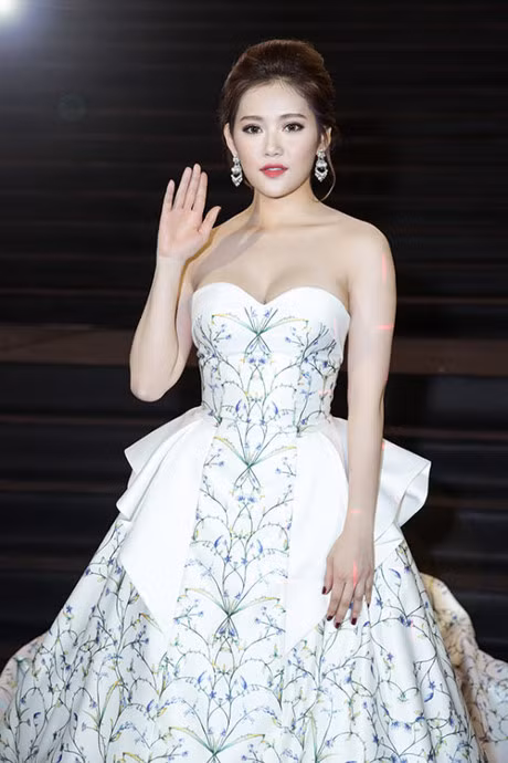 Jolie Nguyen dep kieu sa, noi bat ben 2 