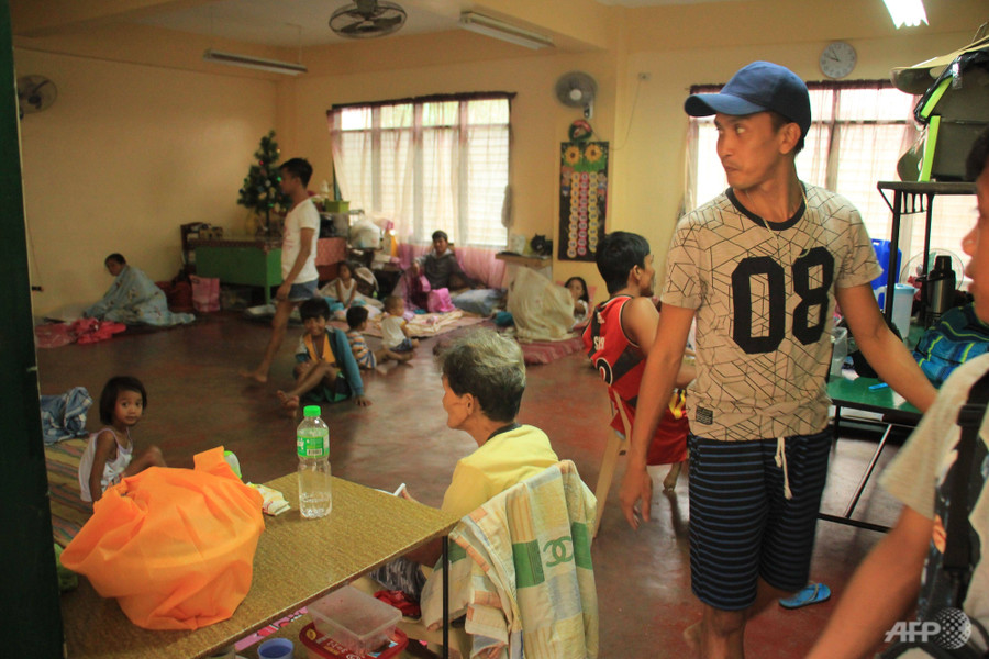 Người dân Philippines tránh bão tại một lớp học. Người dân Philippines tránh bão tại một lớp học.