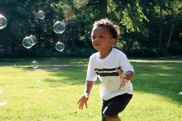 Hoạt động ngoài trời sẽ mang lại nhiều ích lợi cho trẻ em về thể chất, nhận thức và xã hội.