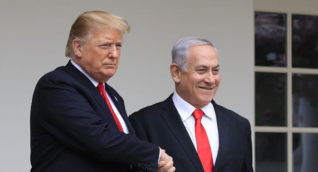 TT Mỹ Donald Trump và Thủ tướng Israel Benjamin Netanyahu (phải)