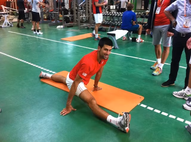 Các bài tập trải dài tạo sự linh hoạt, nhanh nhạy cho Djokovic. Ảnh: Therxreview.