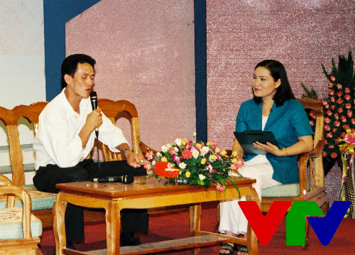 Những MC nổi tiếng VTV3 ngày ấy - bây giờ ảnh 5 Chính thức là thành viên của gia đình VTV3 vào năm 2000, BTV Kim Ngân được khán giả biết đến nhiều qua chương trình Người xây tổ ấm. Sau đó, chị tiếp tục tham gia các chương trình talkshow như: Chuyện đêm cuối tuần, Rubic 8, Chuyện đêm muộn...