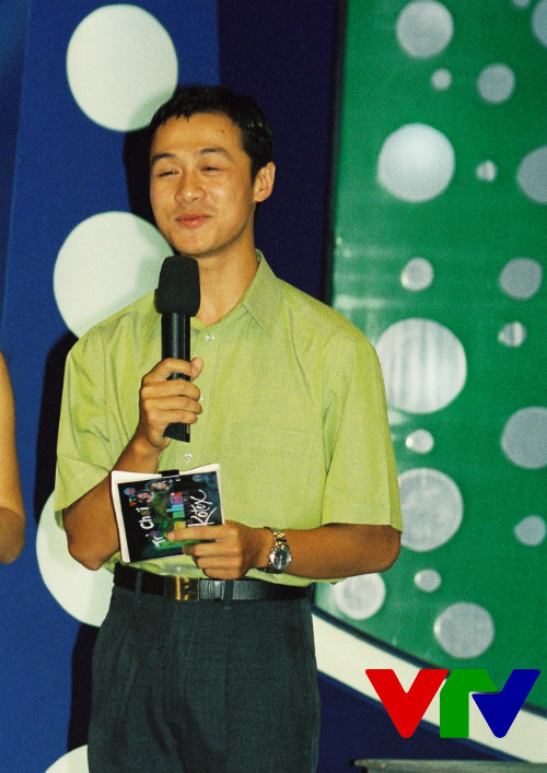 Những MC nổi tiếng VTV3 ngày ấy - bây giờ ảnh 12 Nhắc đến MC Diễm Quỳnh, nhiều người sẽ nhớ ngay đến cả MC Anh Tuấn. Cả hai từng là đôi bạn dẫn ăn ý của VTV3, trong đó chương trình đáng nhớ nhất thời đầu của cả hai là MTV.