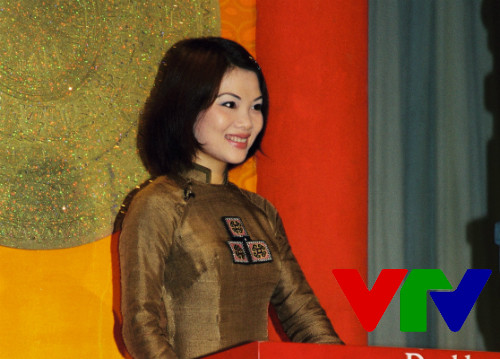 Những MC nổi tiếng VTV3 ngày ấy - bây giờ ảnh 14 MC Bạch Dương cũng là gương mặt để lại dấu của VTV3 thời đầu. Chị gắn bó nhiều nhất với chương trình Hành trình văn hóa. Chị dẫn dắt chương trình về văn hóa - du lịch này trong suốt 6 năm.