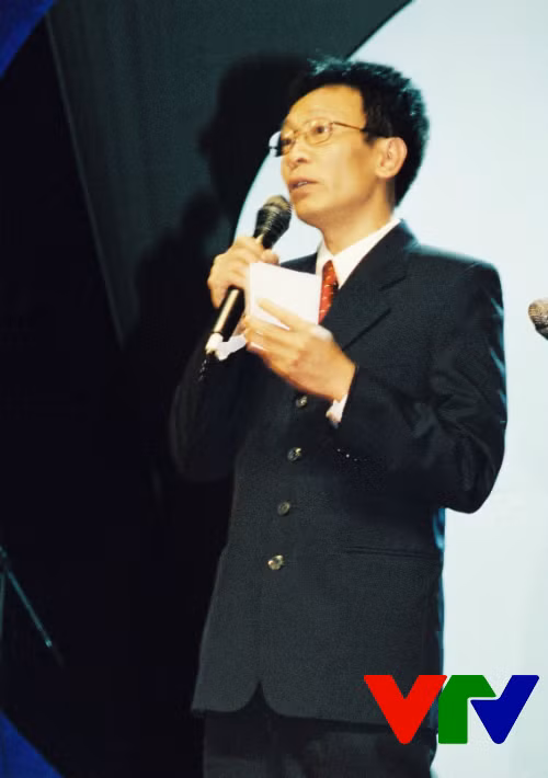  Nhắc tới VTV3, nhiều người sẽ nhanh chóng nhớ đến BTV - nhà báo Lại Văn Sâm. Anh là một trong những người đề xuất đưa các trò chơi truyền hình lên kênh VTV3. Tên tuổi của anh gắn liền với nhiều đặc sản VTV3 thời đầu như: SV 96, Trò chơi liên tỉnh, Đấu trí, Chiếc nón kỳ diệu, Hãy chọn giá đúng... 