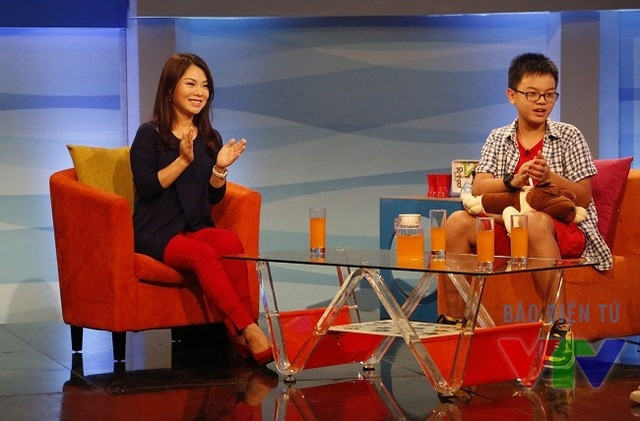 Những MC nổi tiếng VTV3 ngày ấy - bây giờ ảnh 15 Sau khi rời VTV3, Bạch Dương chuyển sang công tác tại Ban Thanh thiếu niên. Tuy nhiên, vì công việc chính của cô là tổ chức sản xuất chương trình nên khán giả ít thấy Bạch Dương xuất hiện trên sóng truyền hình. Lần quay trở lại gần đây nhất với vai trò MC của Bạch Dương chính là trong chương trình Những đứa trẻ hay chuyện của VTV6.