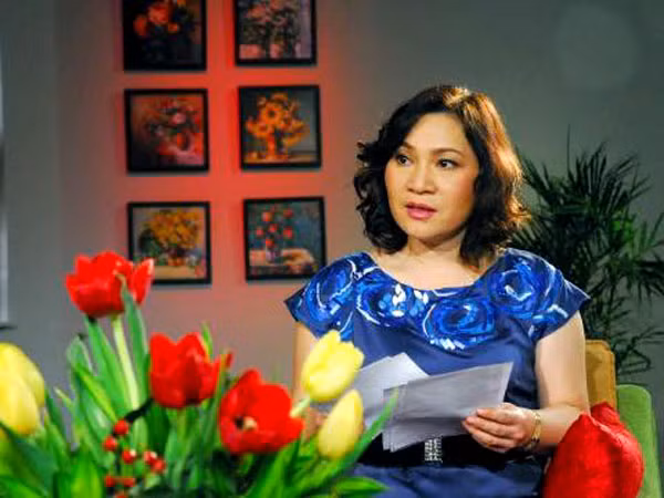  Sau 15 năm làm biên tập viên truyền hình, BTV Kim Ngân bất ngờ rẽ hướng sang một địa hạt mới là viết kịch bản phim truyền hình. 