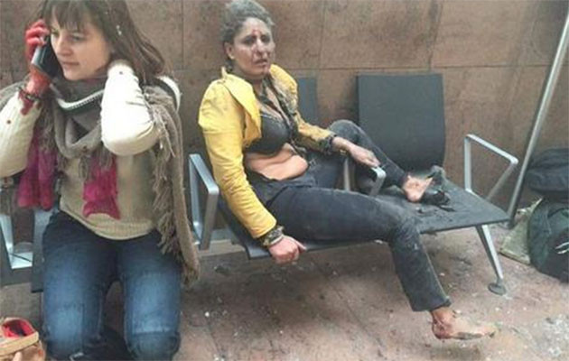 Người phụ nữ bị thương sau vụ đánh bom tự sát ở sân bay Brussels . Ảnh: Twitter Conflicts News Người phụ nữ bị thương sau vụ đánh bom tự sát ở sân bay Brussels . Ảnh: Twitter Conflicts News