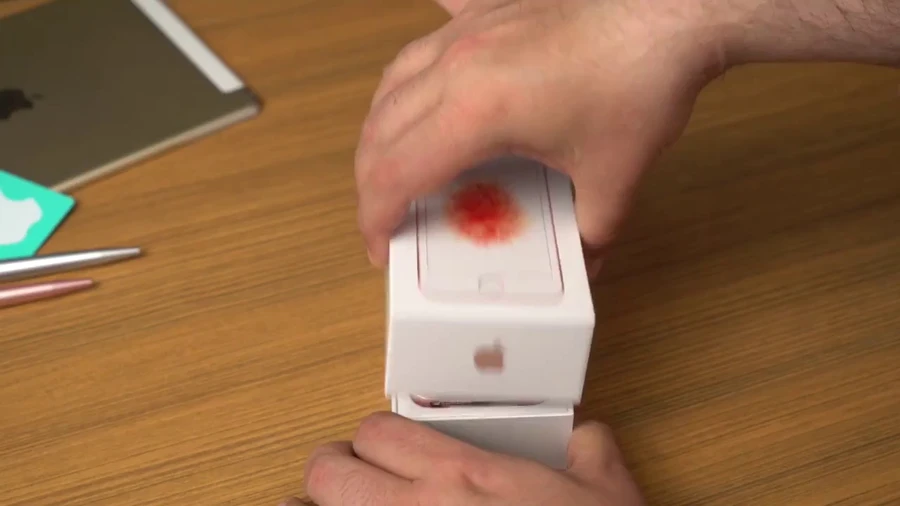 Mở hộp iPhone SE vàng hồng đầu tiên trên thế giới