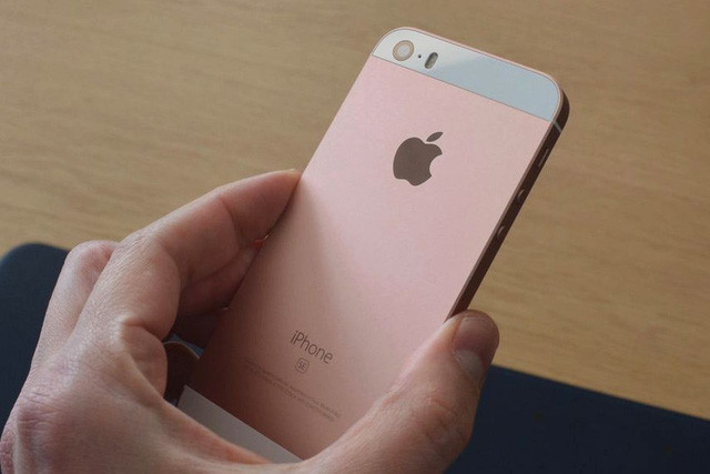 Mở hộp iPhone SE vàng hồng đầu tiên trên thế giới ảnh 2 Mở hộp iPhone SE vàng hồng đầu tiên trên thế giới ảnh 2
