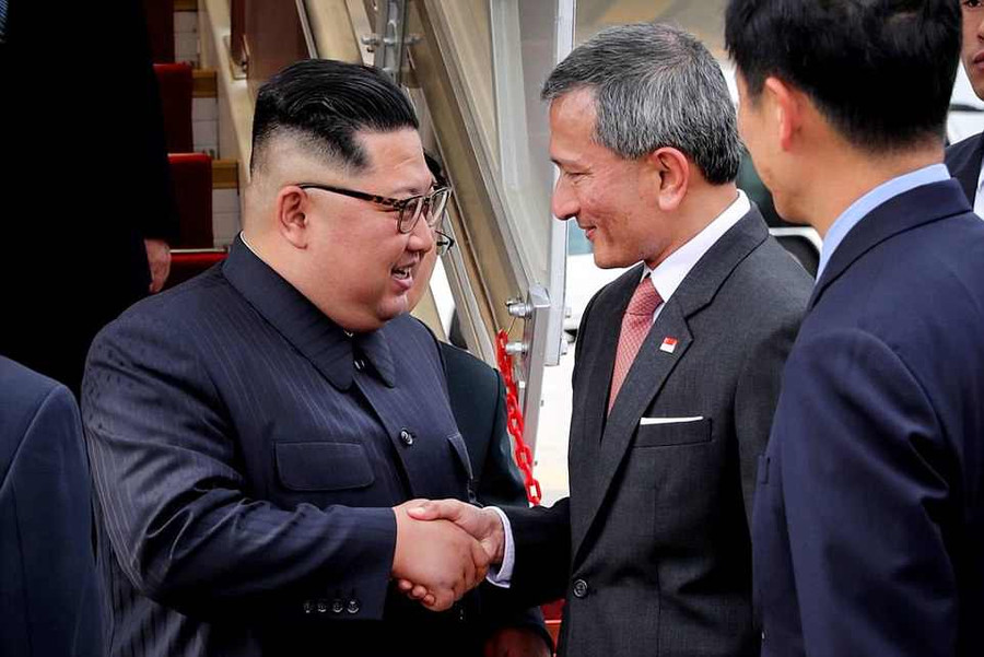 Bộ trưởng Ngoại giao Singapore Vivian Balakrishnan đã đón Lãnh đạo Kim Jong-un