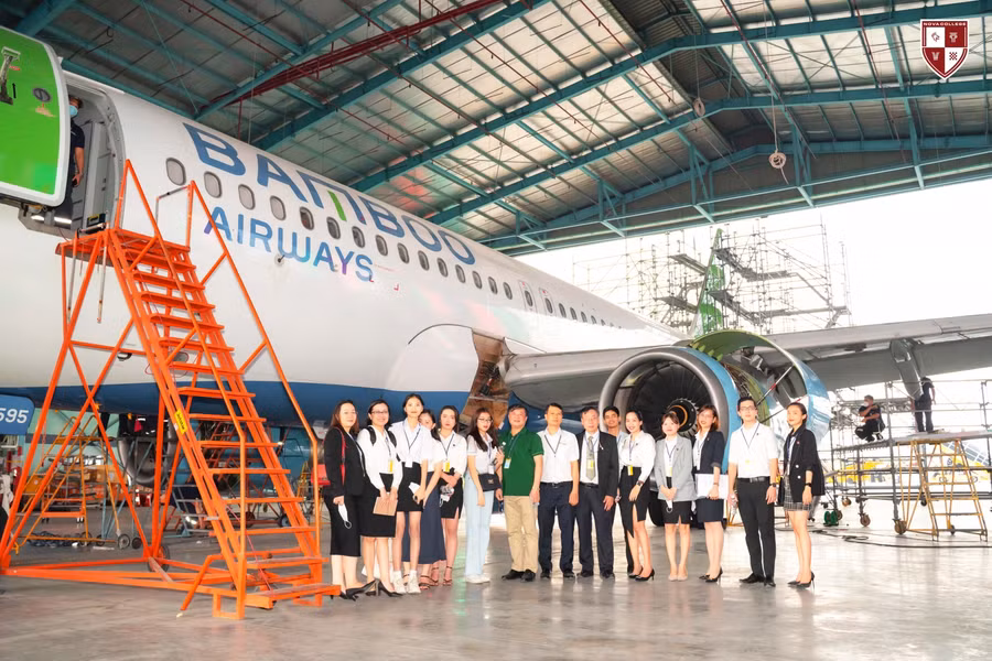 Sinh viên trường Cao đẳng Nova trong kỳ thực tập nhận thức tại Vietstar Airlines