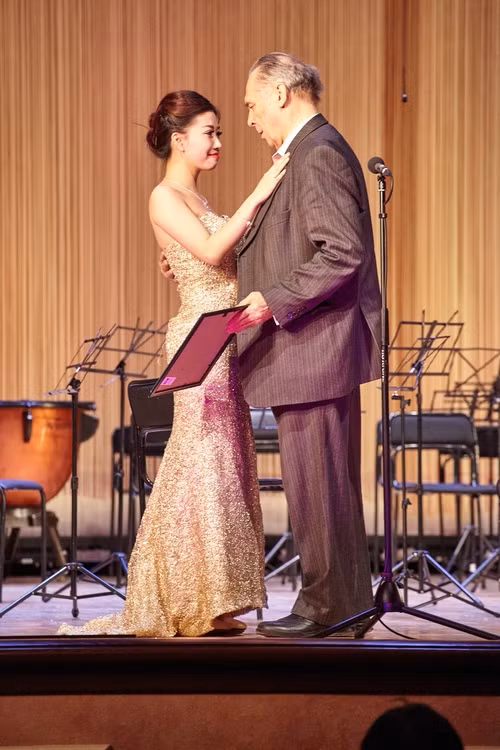 Phút giây hạnh phúc của giám khảo khi lên trao giải cho thí sinh.