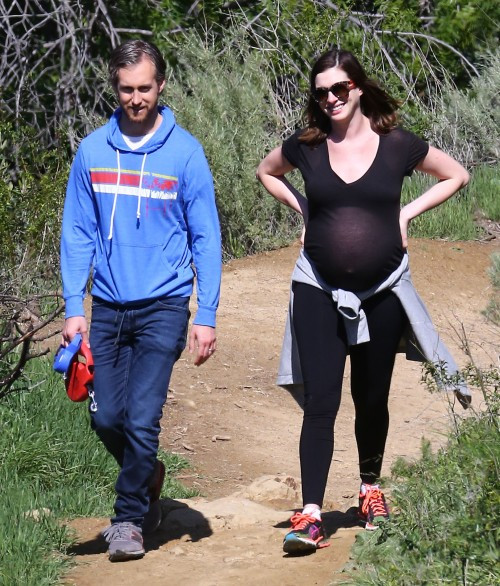 Anne vác bụng bầu leo núi.